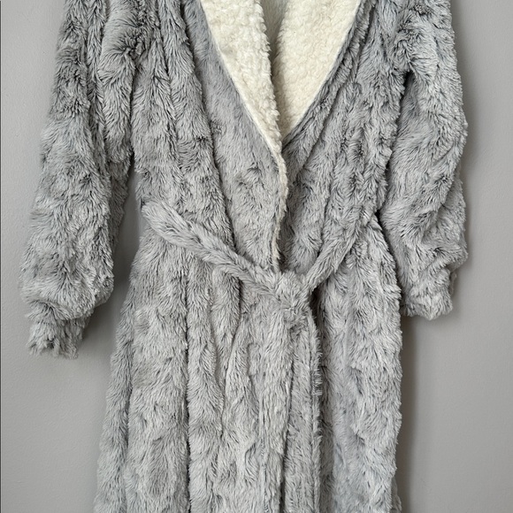 Cozy Gray Faux Fur Robe - Picture 3 of 8